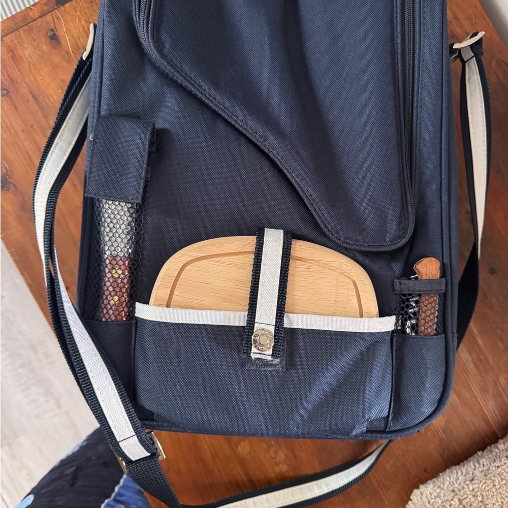 Cooler picnic bag cheeseboard, knife, corkscrew, napkins & wineglass